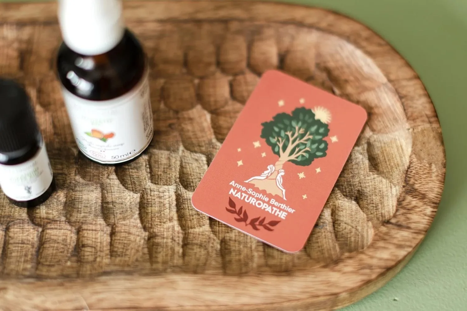 Huiles essentielles et carte de visite d'Anne-Sophie Berthier, naturopathe à Thizy-les-Bourgs